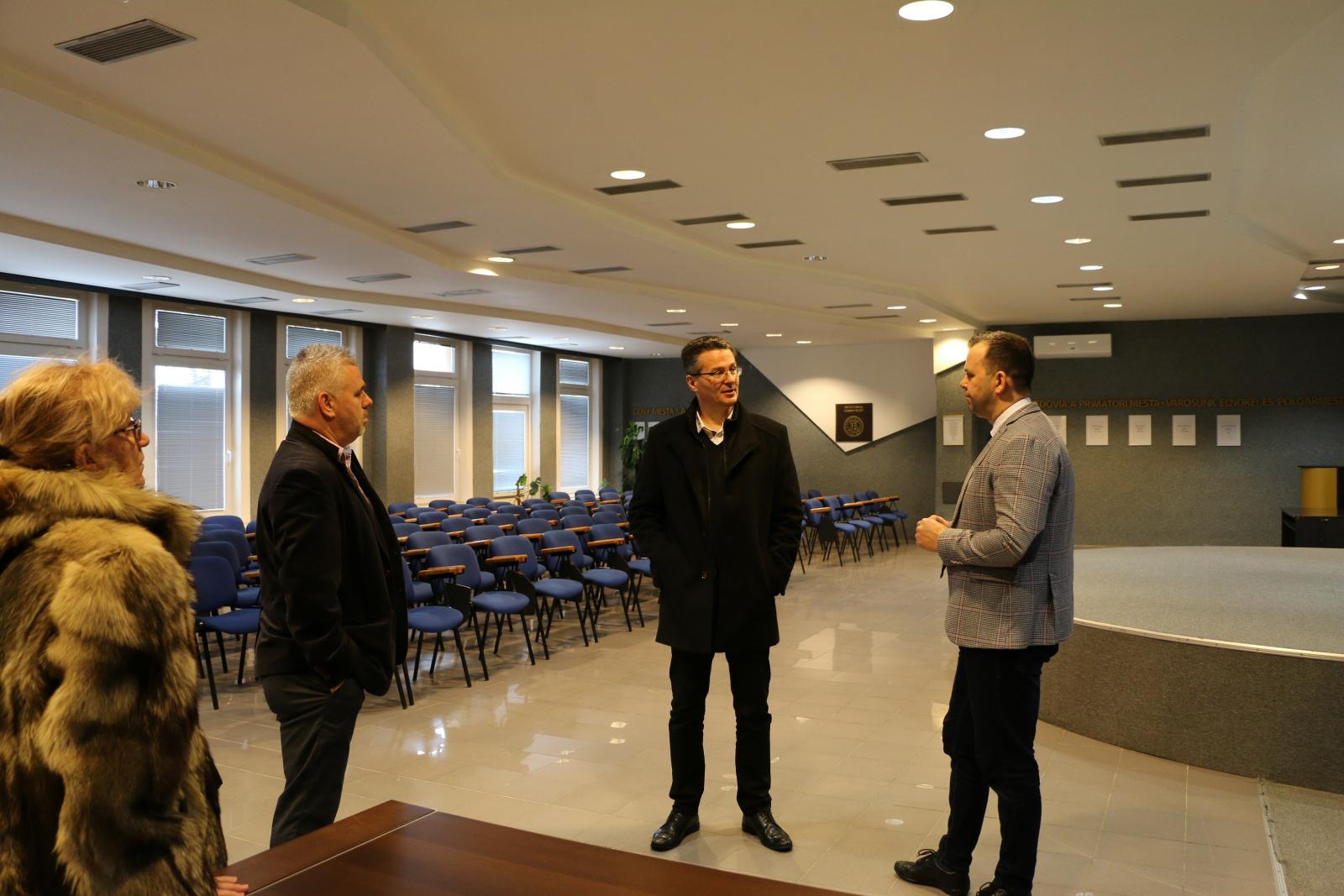 Fotogaléria A kassai főkonzul Haraszti Attila Nagykaposon, a március 15-i ünnepség megrendezése kapcsán (6) A kassai főkonzul Haraszti Attila Nagykaposon, a március 15-i ünnepség megrendezése kapcsán