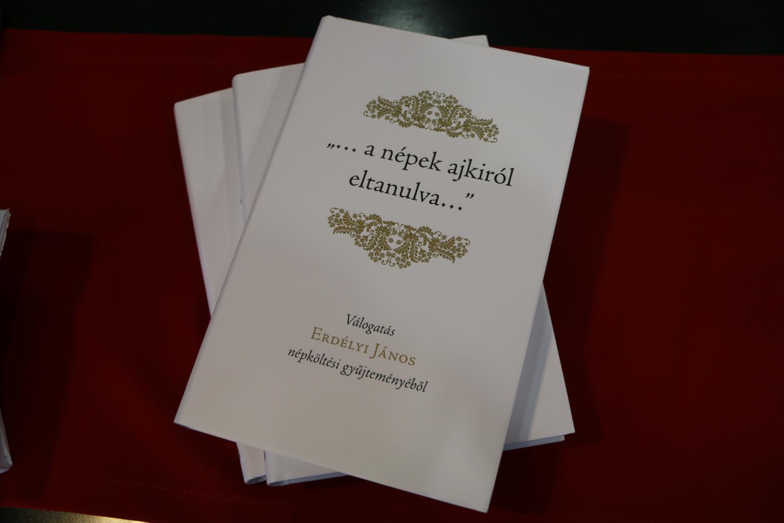 Fotogaléria Könyvbemutató: ,,......a népek ajkiról eltanulva......´´ - Válogatás Erdélyi János népköltési gyűjteményéből Válogatta, összeállította és sajtó alá rendezte : Demjénné Kovács Erna (18) Könyvbemutató: ,,......a népek ajkiról eltanulva......´´ - Válogatás Erdélyi János népköltési gyűjteményéből Válogatta, összeállította és sajtó alá rendezte : Demjénné Kovács Erna