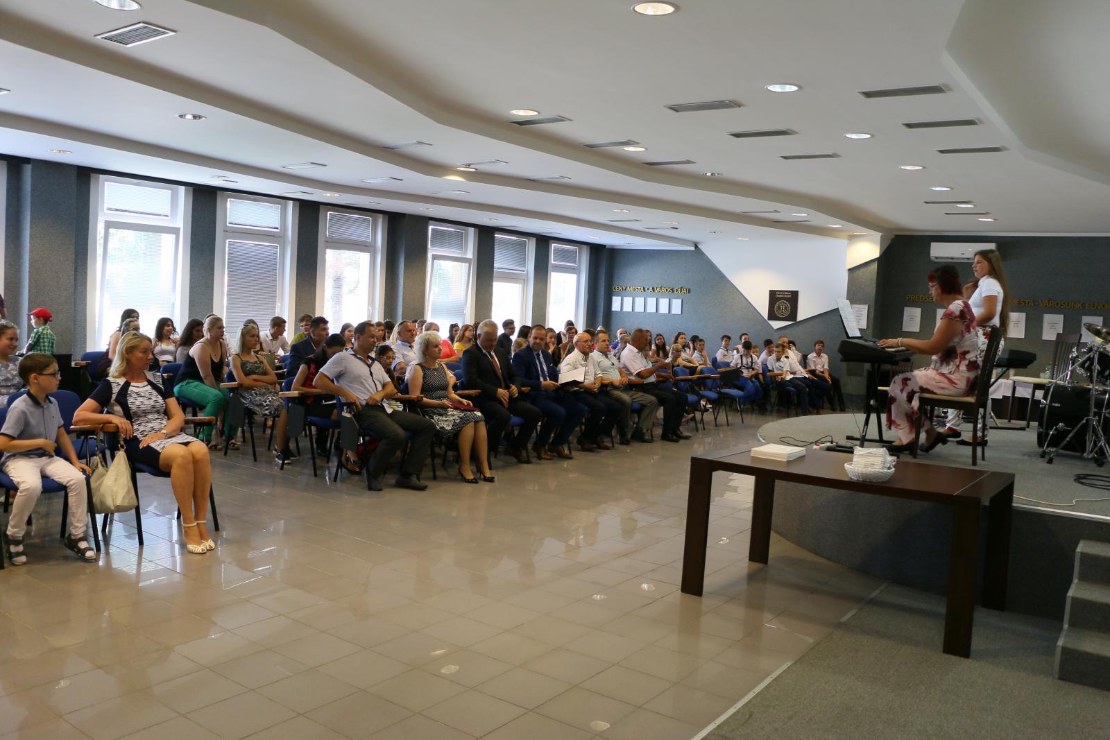 Fotogaléria Ocenenie úspených reprezentatov kôl mesta Vežké Kapuany za dosiahnuté výsledky v kolskom roku - 2018/2019 (183) Ocenenie úspených reprezentatov kôl mesta Vežké Kapuany za dosiahnuté výsledky v kolskom roku - 2018/2019