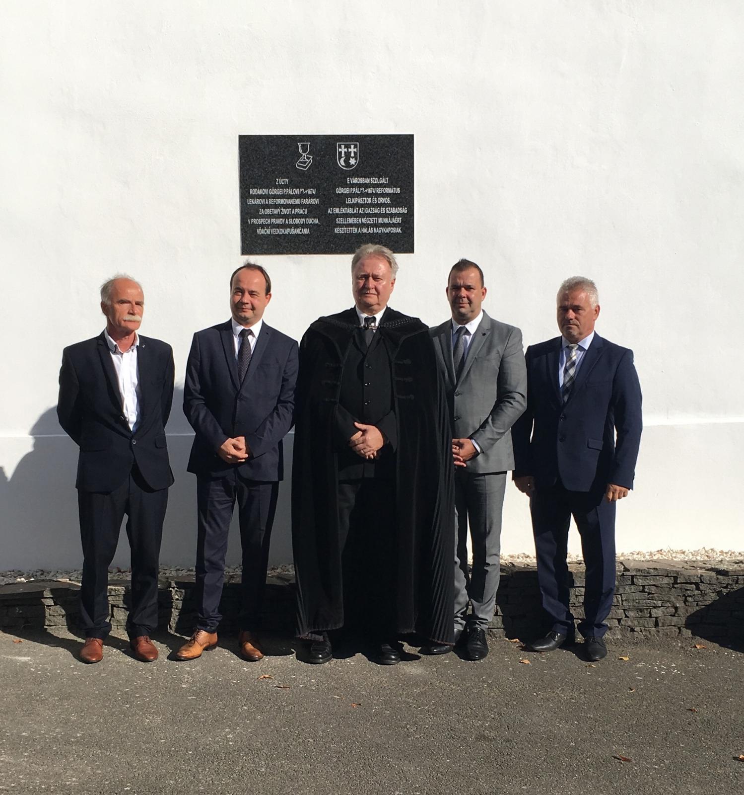 Fotogaléria Slávnostné odhalenie pamätnej tabule Görgely P. Pálovi / A város neves szülöttjének Görgei P. Pál orvos és lelkész emléktáblájának ünnepélyes avatása (9) Slávnostné odhalenie pamätnej tabule Görgely P. Pálovi / A város neves szülöttjének Görgei P. Pál orvos és lelkész emléktáblájának ünnepélyes avatása